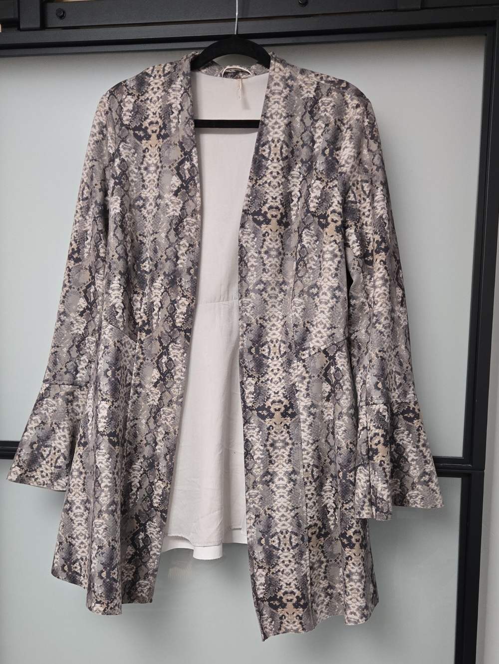 FREE PEOPLE JACKET. SIZE SMALL